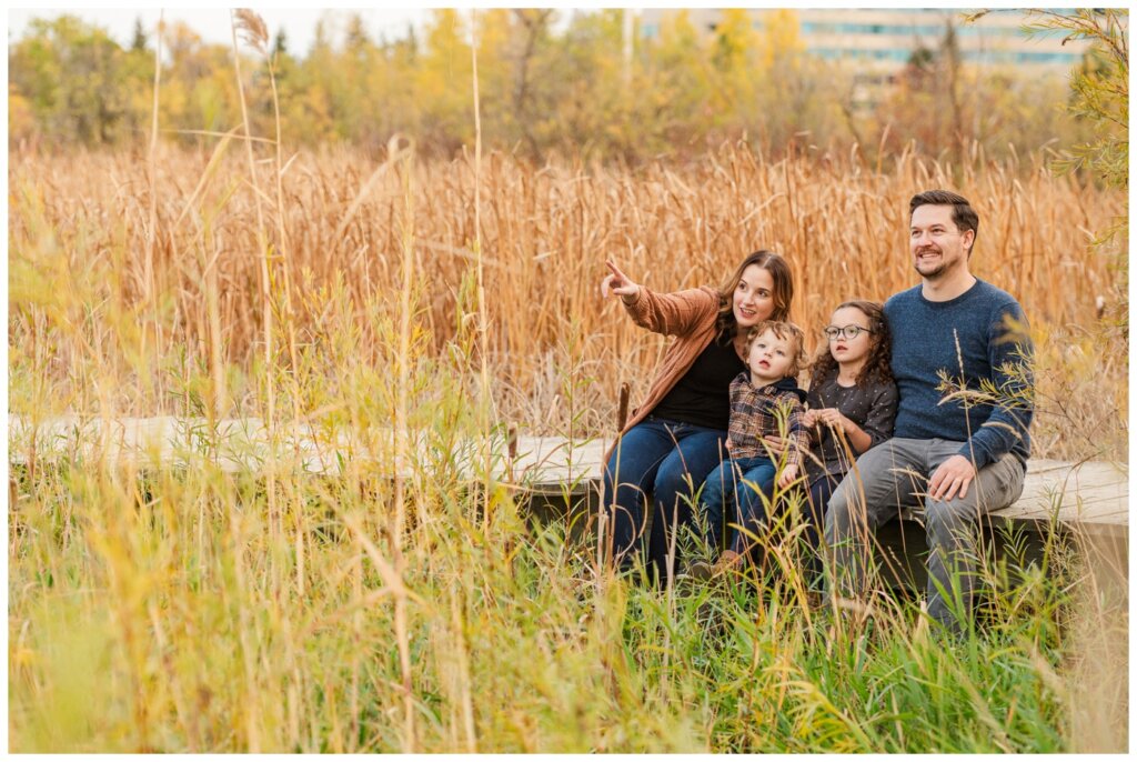 Swereda Family 2024 - Regina Family Photography - 07 - Habitat Conservation Area - Famiy look at animals