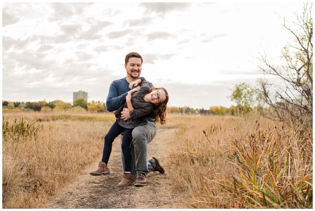 Swereda Family 2024 - Regina Family Photography - 11 - Habitat Conservation Area - Dad tickles daughter