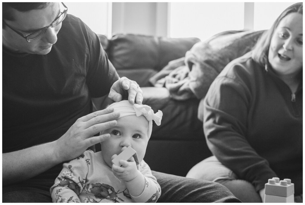 Ben & Megan - In home family session - Regina Family Photography - 01 - Dad helps with daughters bow