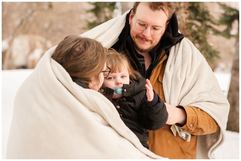 Diacon Family - Winter Family Session - Regina Family Photography - 05 - Mom & Dad share a kiss