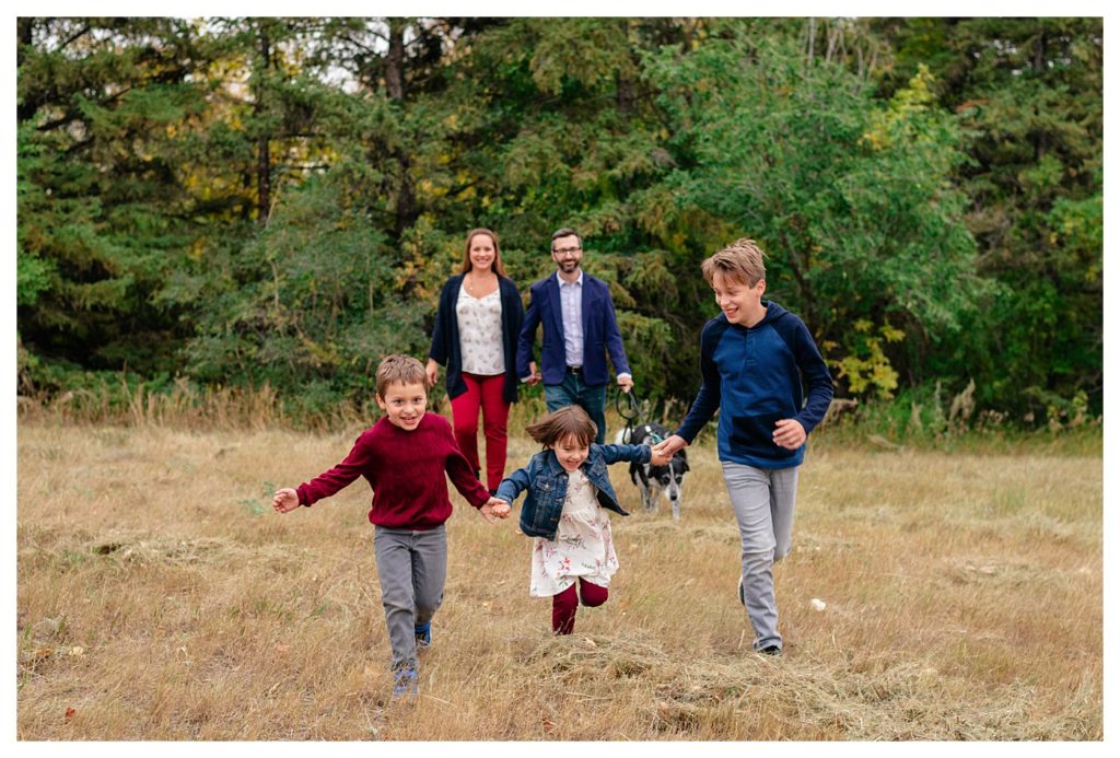 Schlamp Family 2020 - 006 - Regina Family Photographer - Kids running