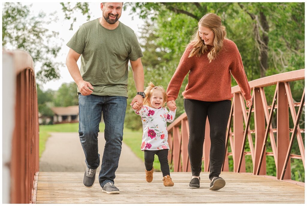 Eyre Family 2021 - AE Wilson Park - Family Photo Shoot - 01 - Family walks across the bridge