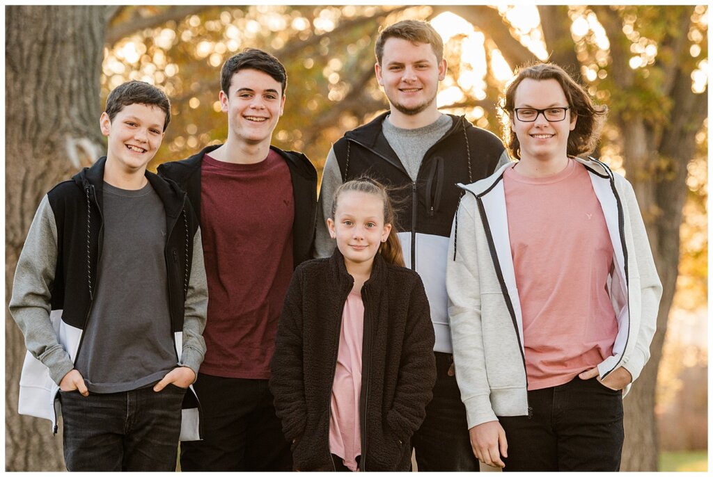 Regina Family Photography - University of Regina Library - Butler Family 2021 - 01 - 5 kids standing together