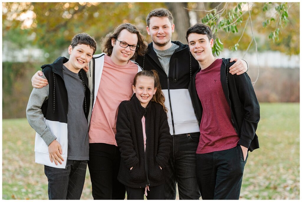 Regina Family Photography - University of Regina Library - Butler Family 2021 - 06 - SIblings giving a group hug