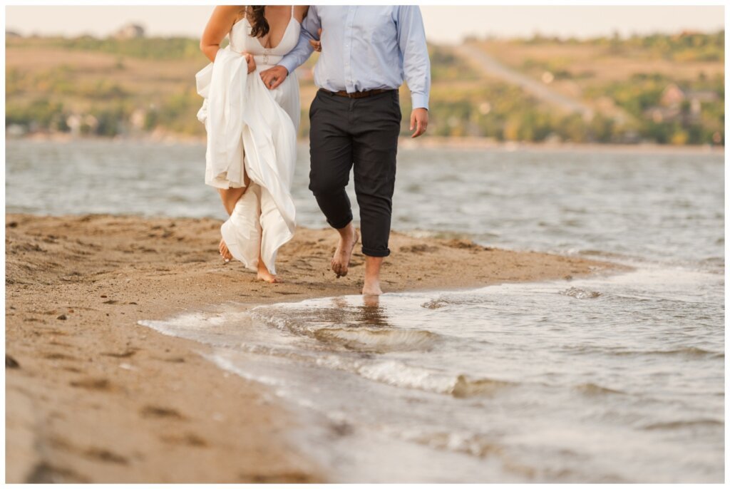 Tris & Jana - 01 - Regina Encore Session - Sandy feet walking along the beach