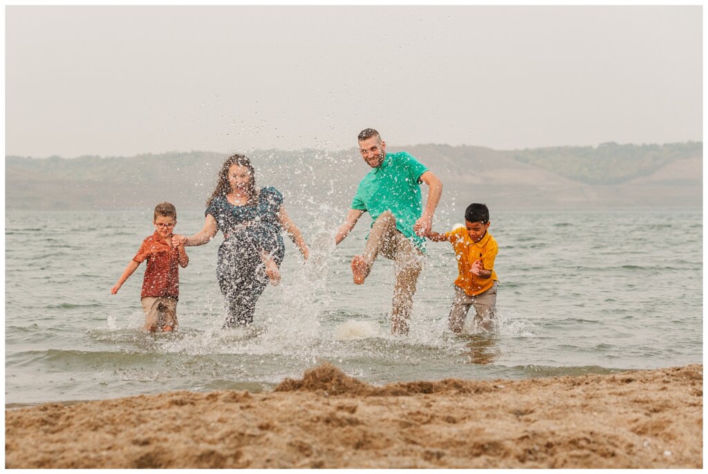 Jaarsma Family - Lumsden Beach - 19 - Family splashes in the lake