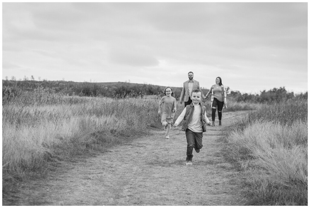 Zurowski Family - Wascana Trails - 05 - Kids run ahead of their parents