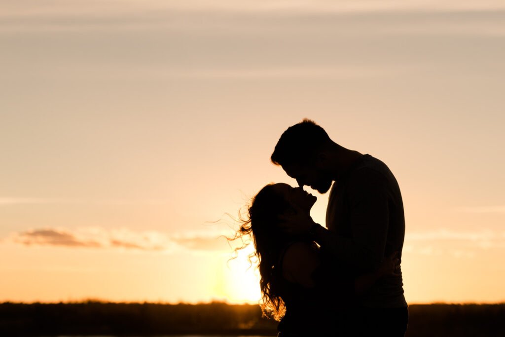 Nose to nose - Silhouette elopement