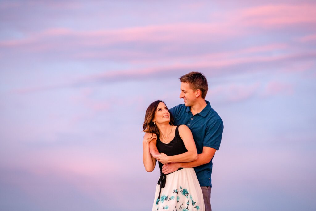 Sunset adventure elopement - Couple and beautiful open sky