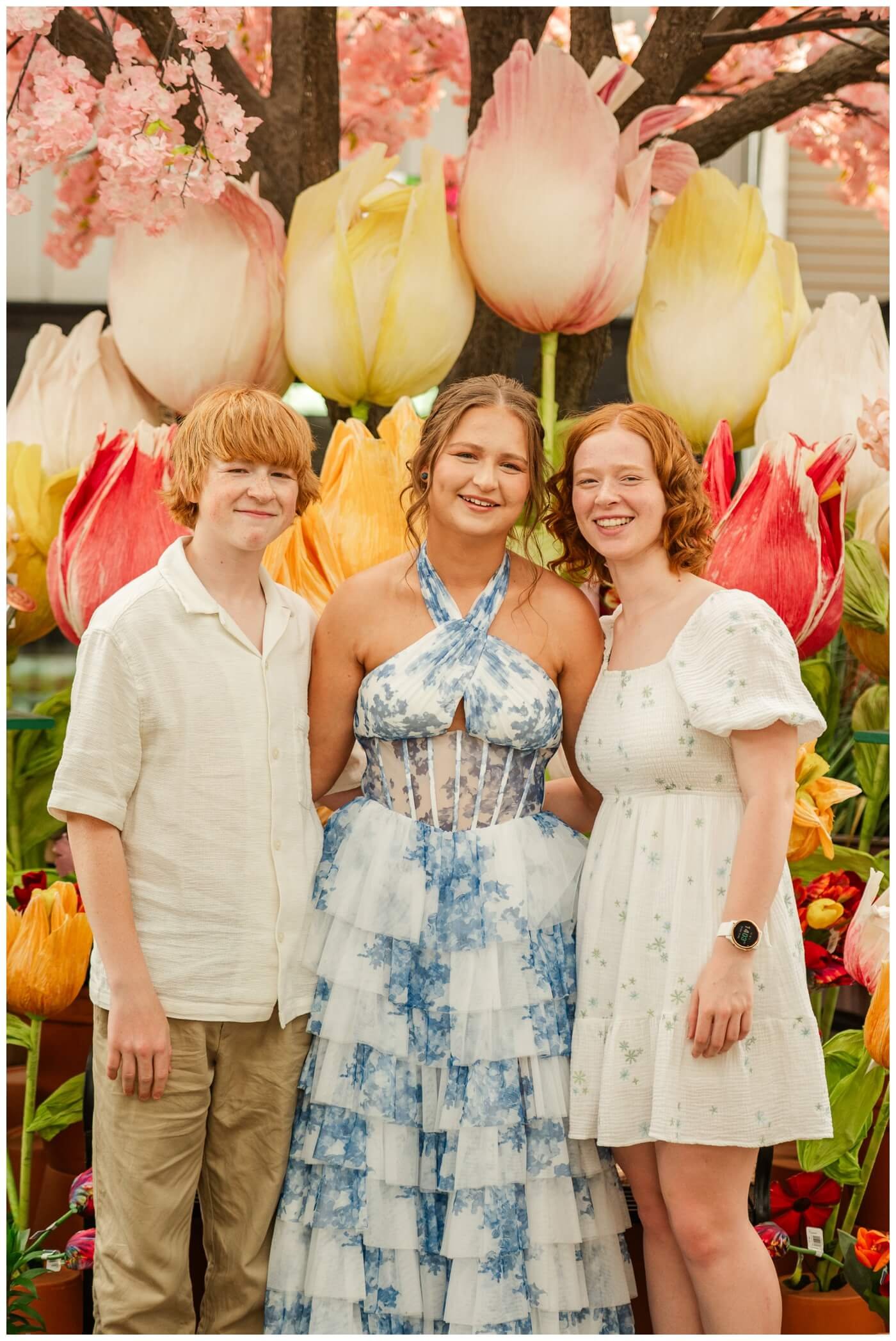Isabelle Grad 2025 - Dutch Growers Regina - 001- Grad with siblings
