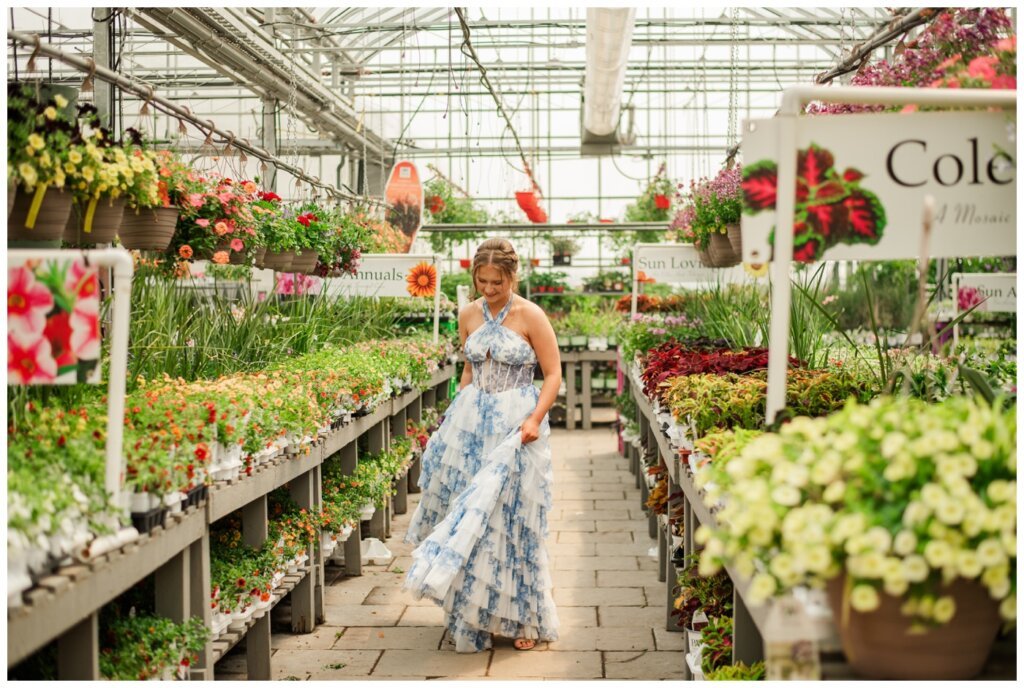 Isabelle Grad 2025 - Dutch Growers Regina - 005 - Grad amongst flowers