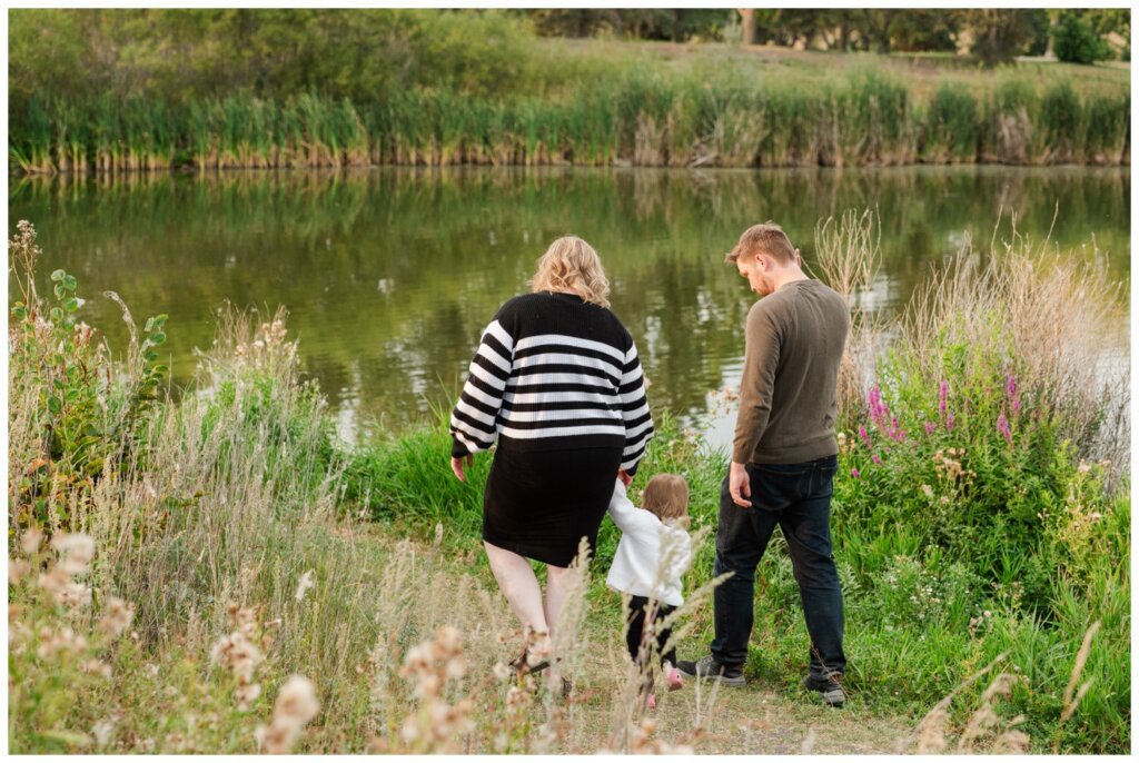 Lindskog Family - AE Wilson Park - 004 - Family walks toward the water
